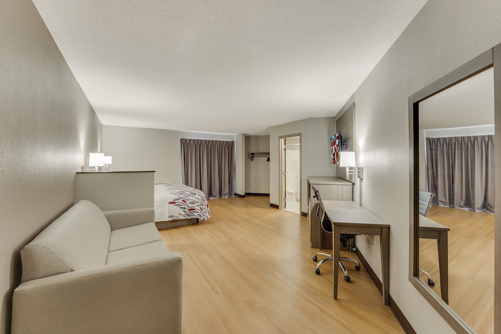 Red Roof Inn & Suites Newport – Middletown, RI 39/44