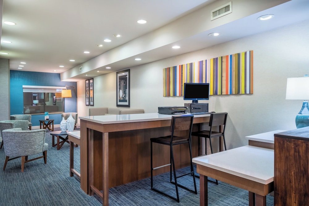 Holiday Inn Express & Suites Rocky Mount/Smith Mtn Lake 68/75