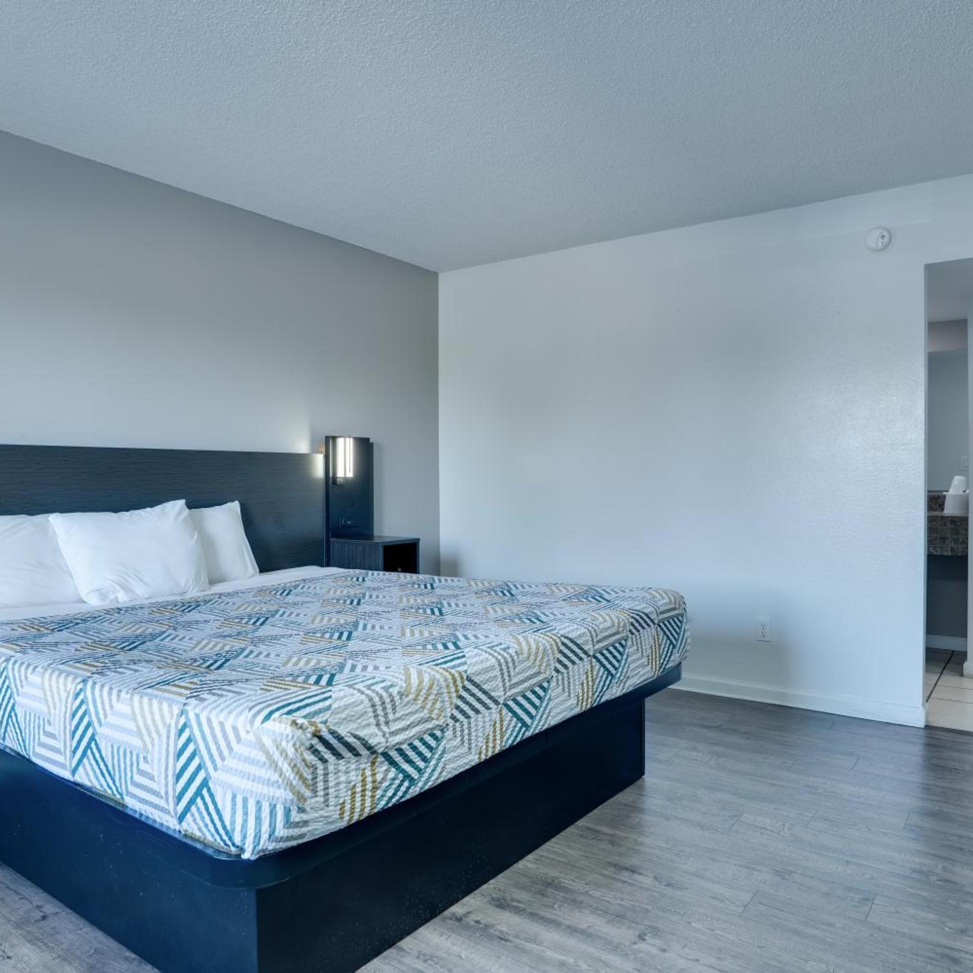 1 King Bed - Non-Smoking, Micfridge