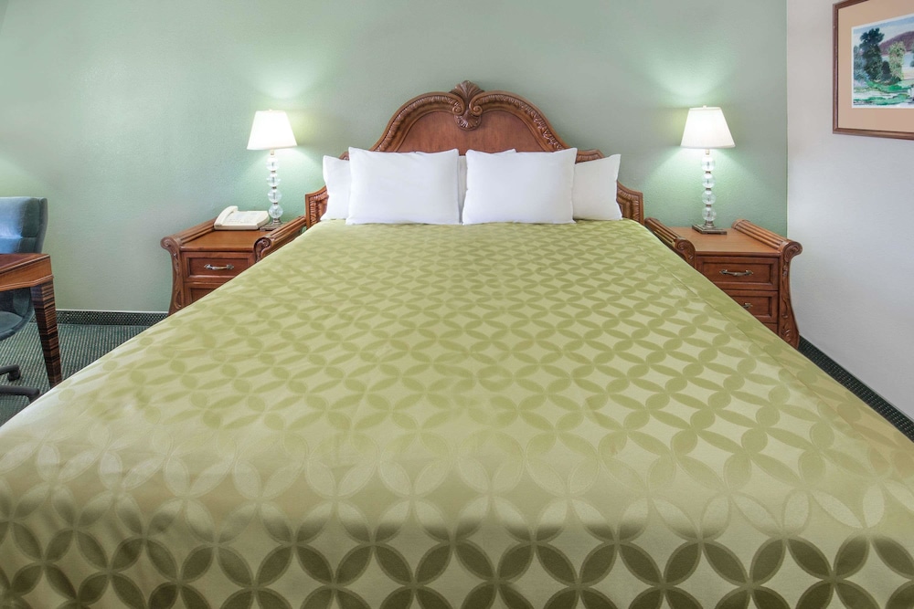 Days Inn by Wyndham Ontario Airport 14/23