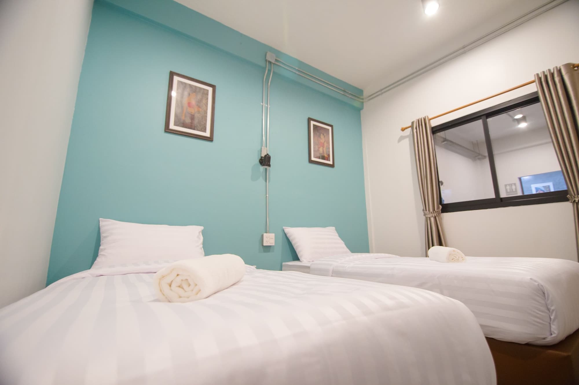 STANDARD, TWIN BEDS, SHARED BATHROOM