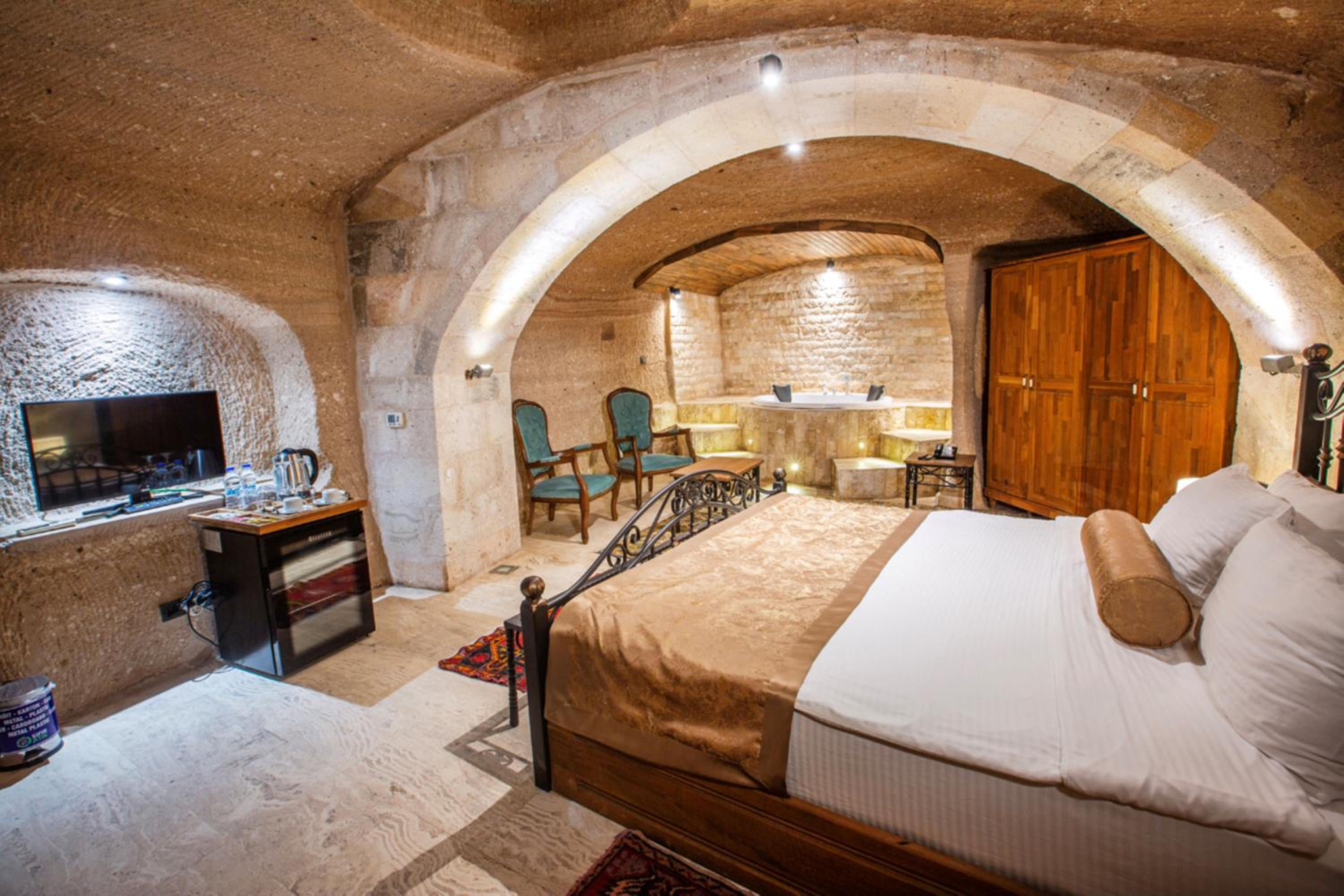 Cave, Deluxe, Suite
