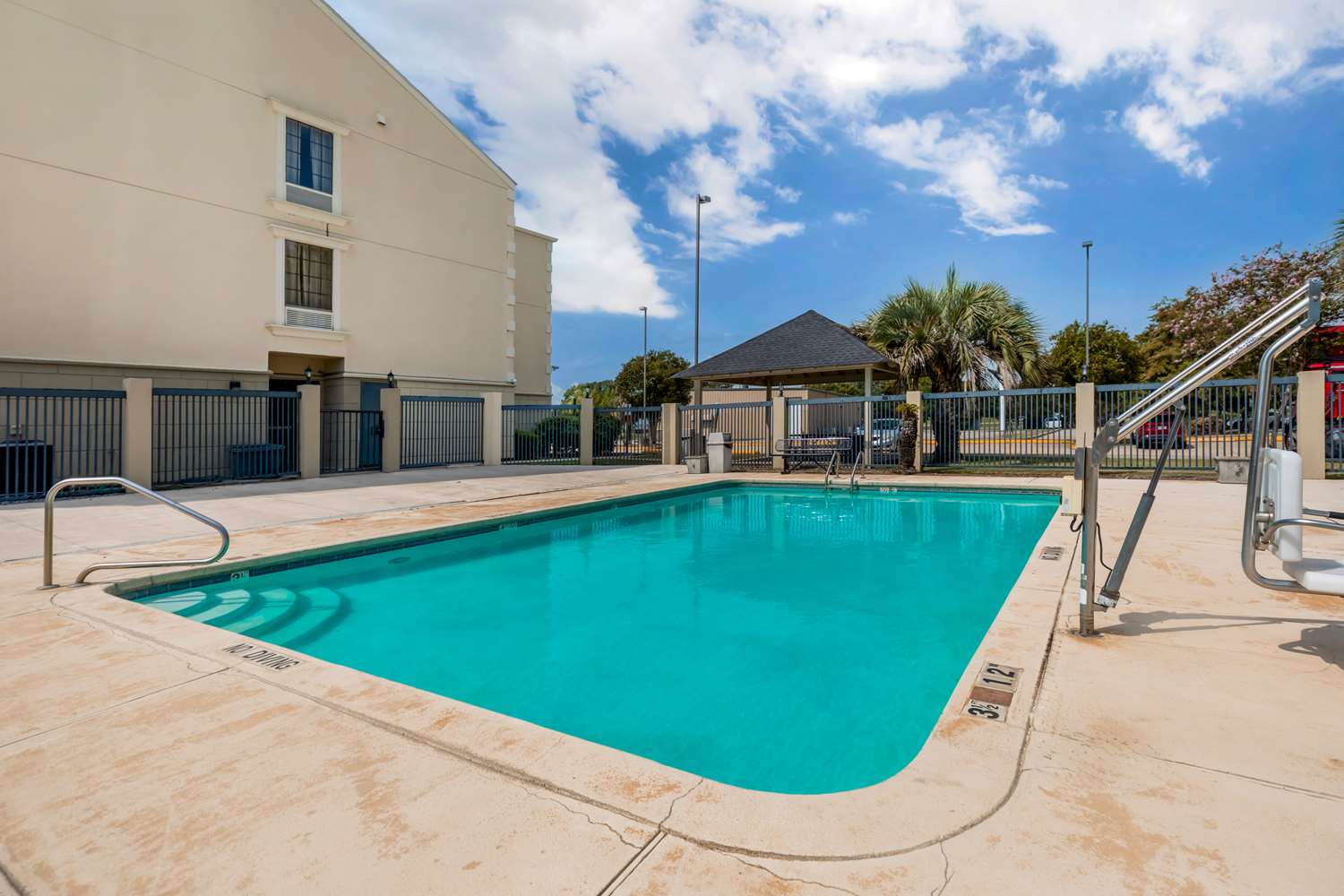 Comfort Suites Port Allen - Baton Rouge 36/36