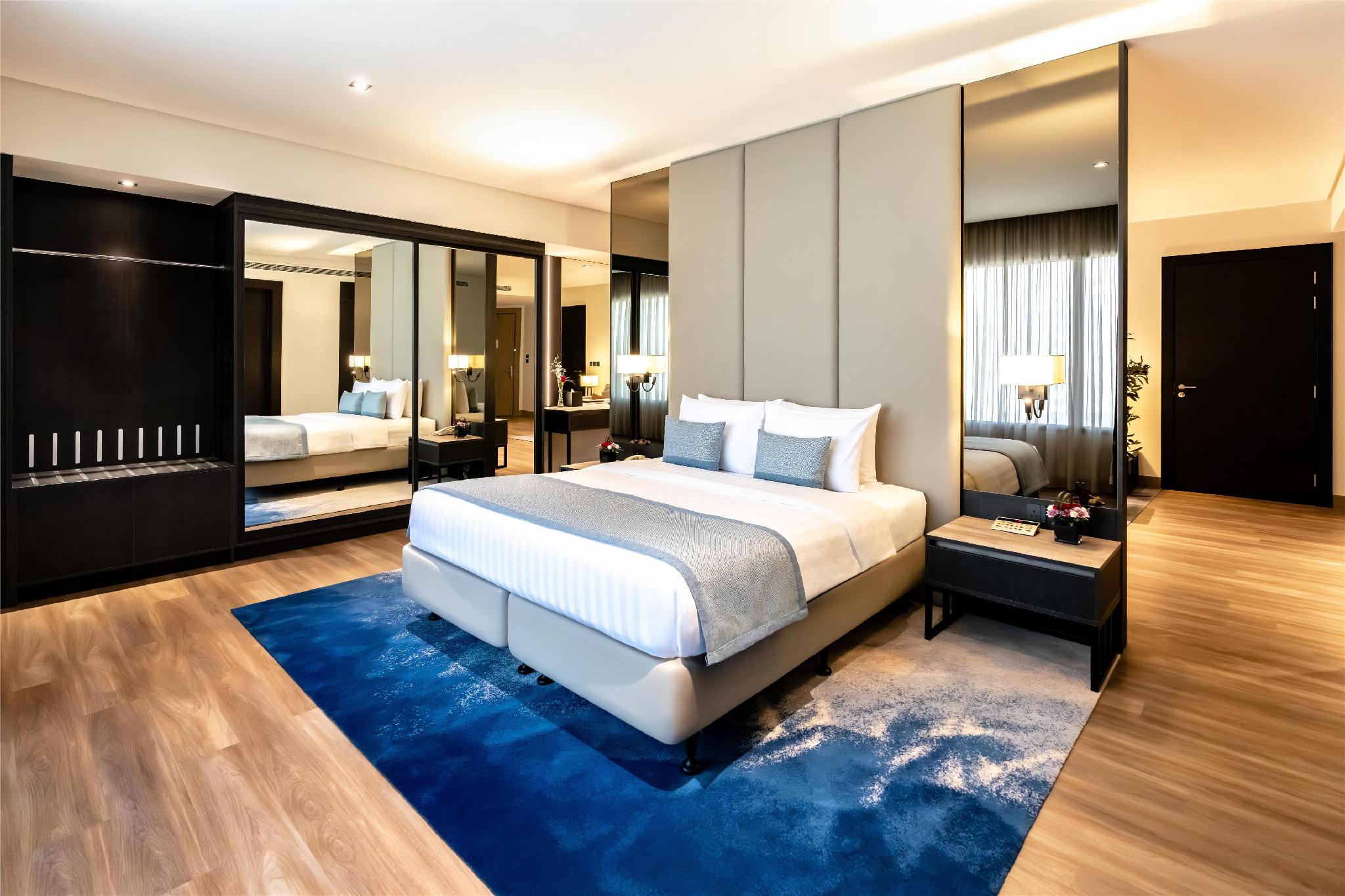 Connecting, Senior, Suite, 2 King Beds, Convertible King Bed, Kitchenette