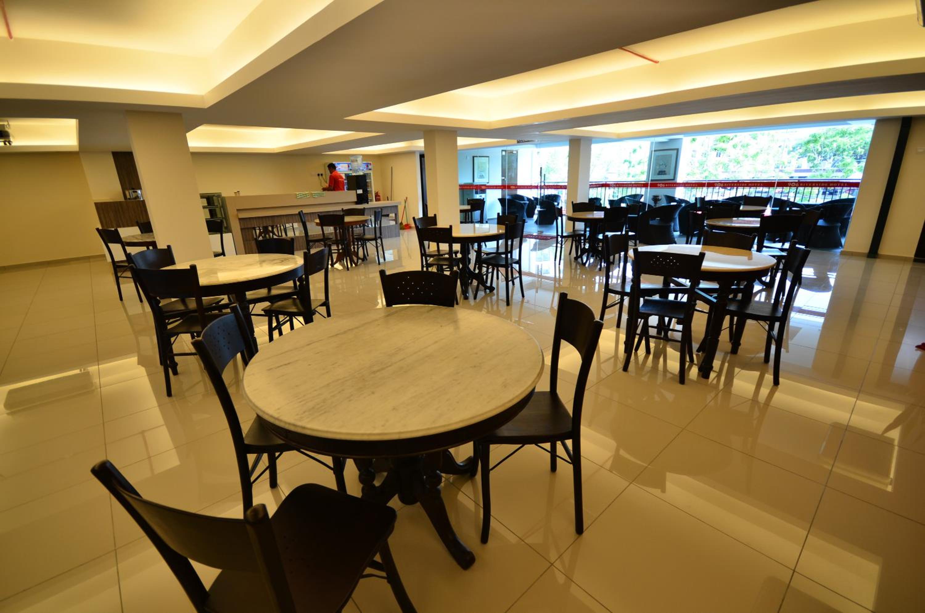 906 Riverside Hotel 30/51