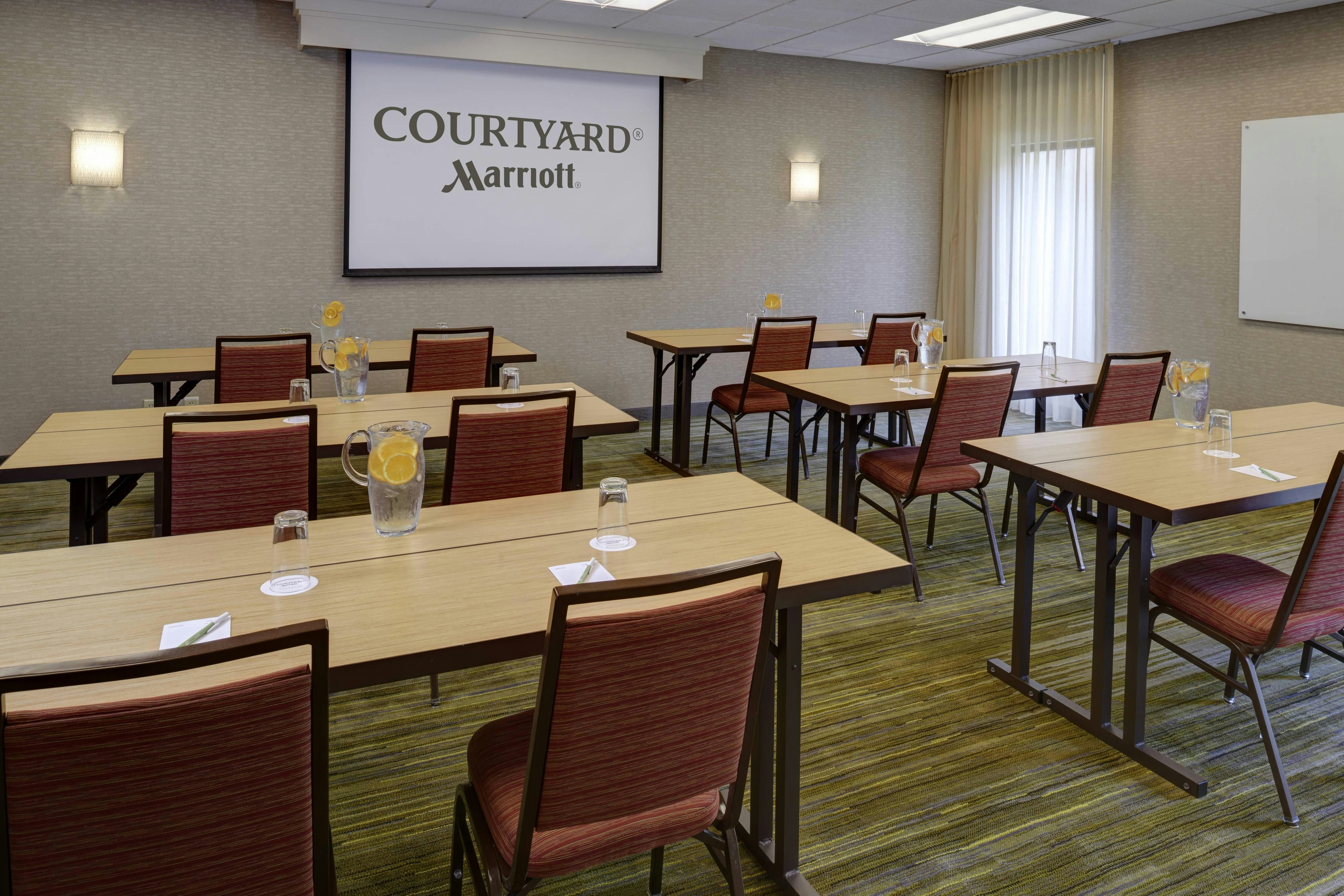 Courtyard Indianapolis Airport 14/16