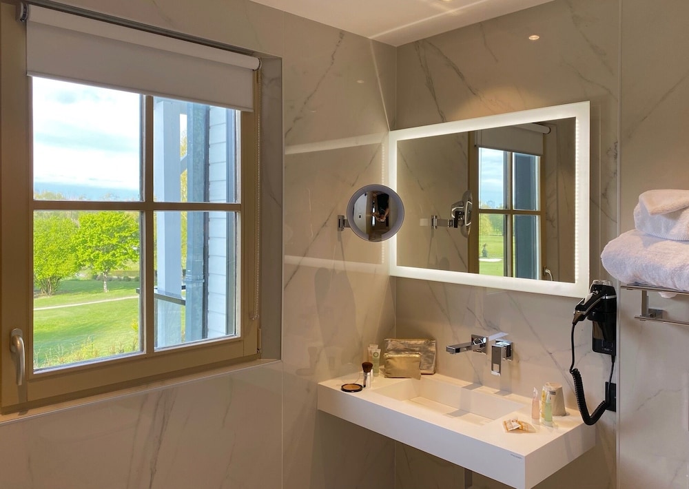 Exclusive, King Bed, Golf Course View، Best Western Plus Le Fairway Hotel & Spa Golf d'Arras 2/2