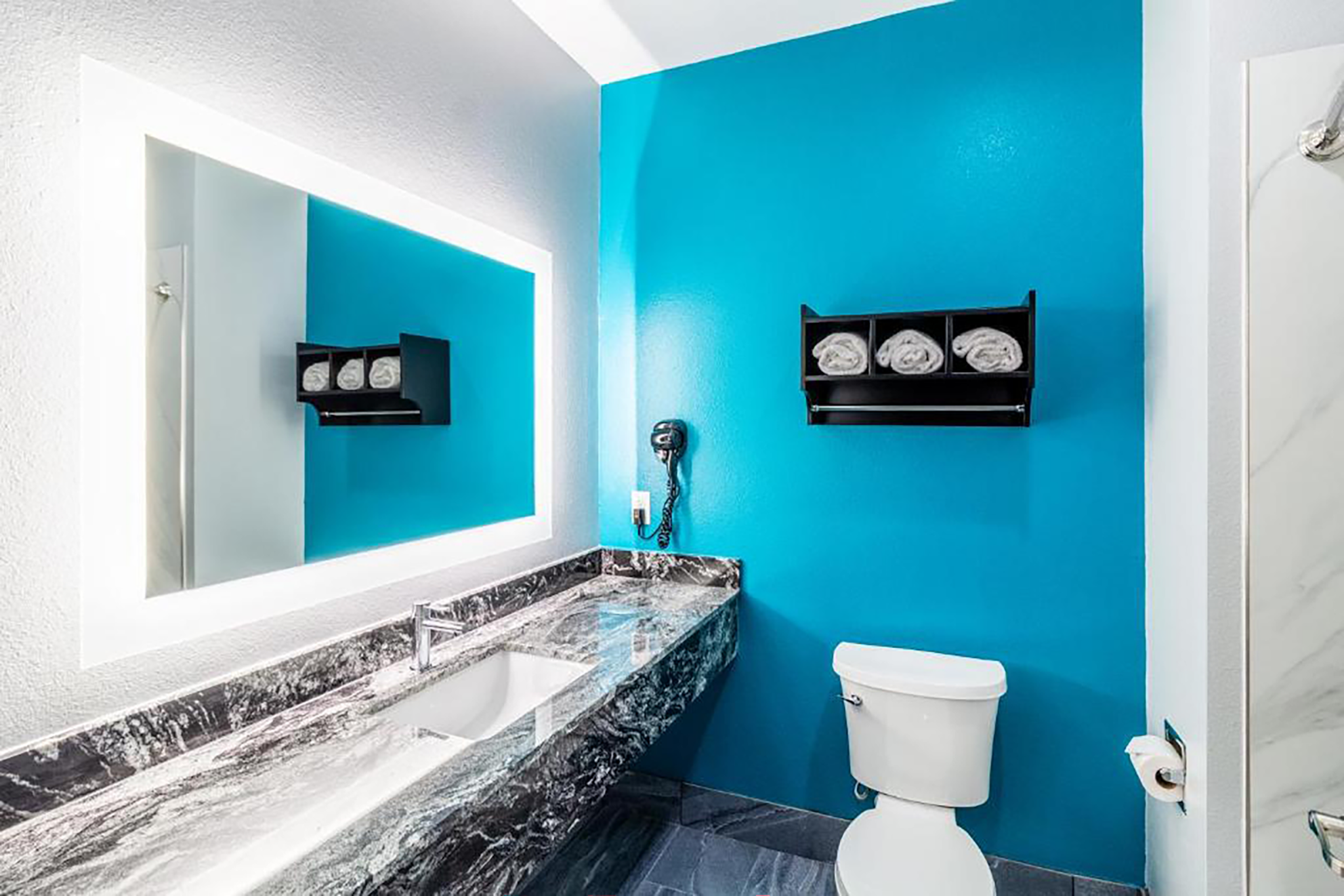 Americas Best Value Inn and Suites Kingwood IAH Airport 30/31