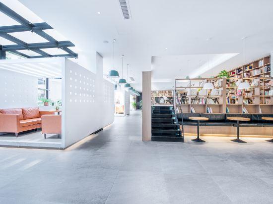Yuhuayuan Design Hotel (Haizhou Meilan Airport Hongzhou Jiangshan) 11/28