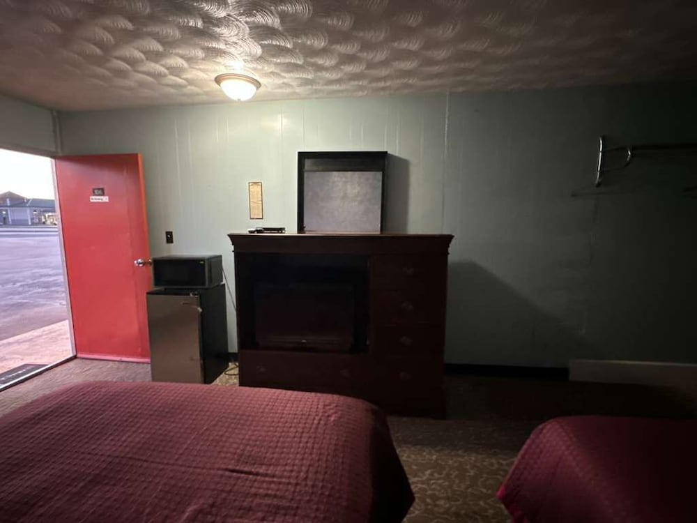 Gray Plaza Motel Benton Rend Lake I-57 8/39