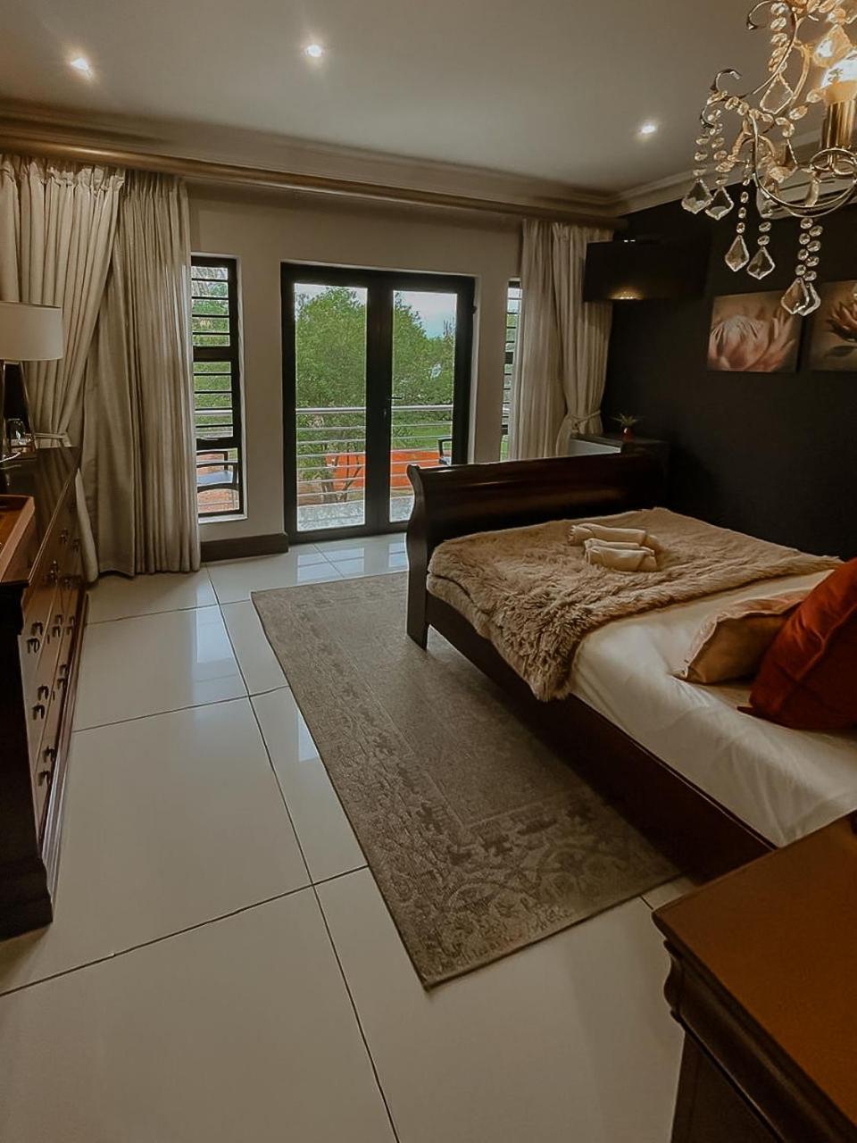 Potch Manor 25/49