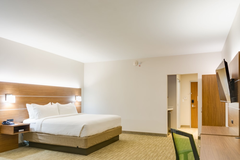 Holiday Inn Express Suites Russellville 14/59