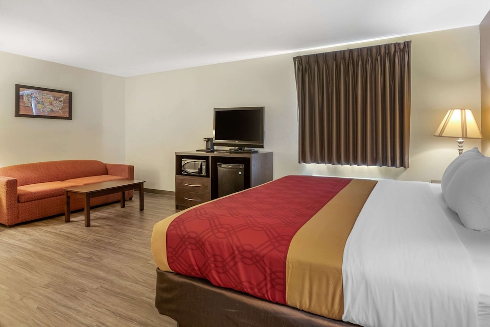 Econo Lodge Inn & Suites Des Moines Fairgrounds Area 18/37