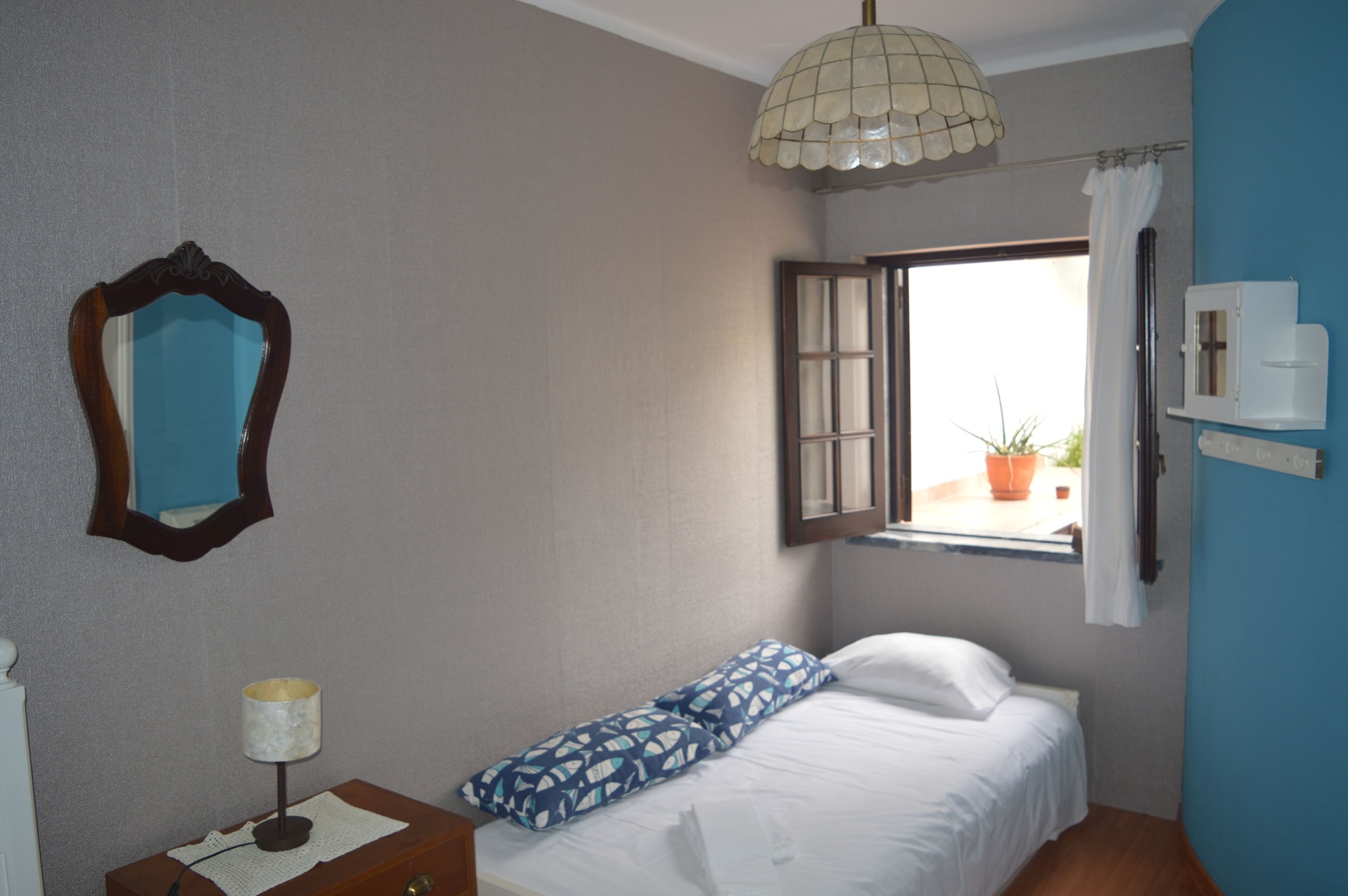 OCEAN, TWIN BEDS, SHARED BATHROOM