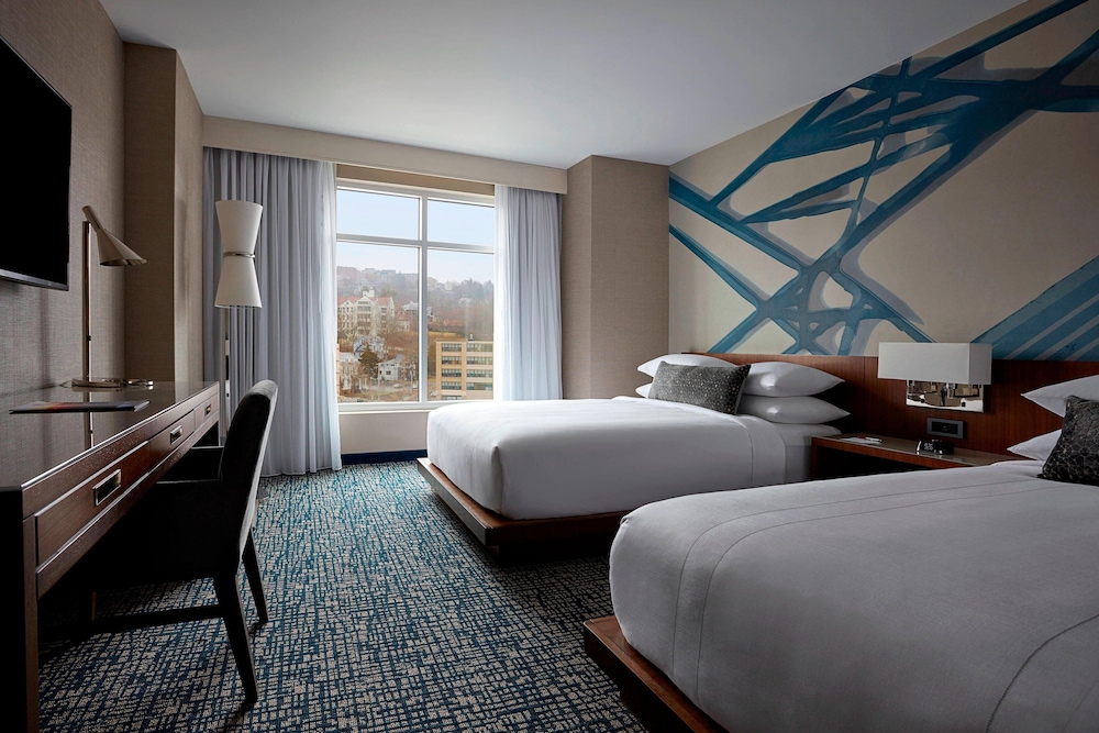 Deluxe, 2 Queen Beds, Accessible