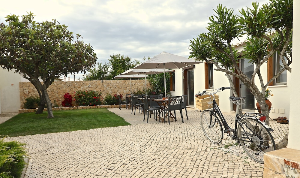 Lost & Found Hostel & Suites 25/35