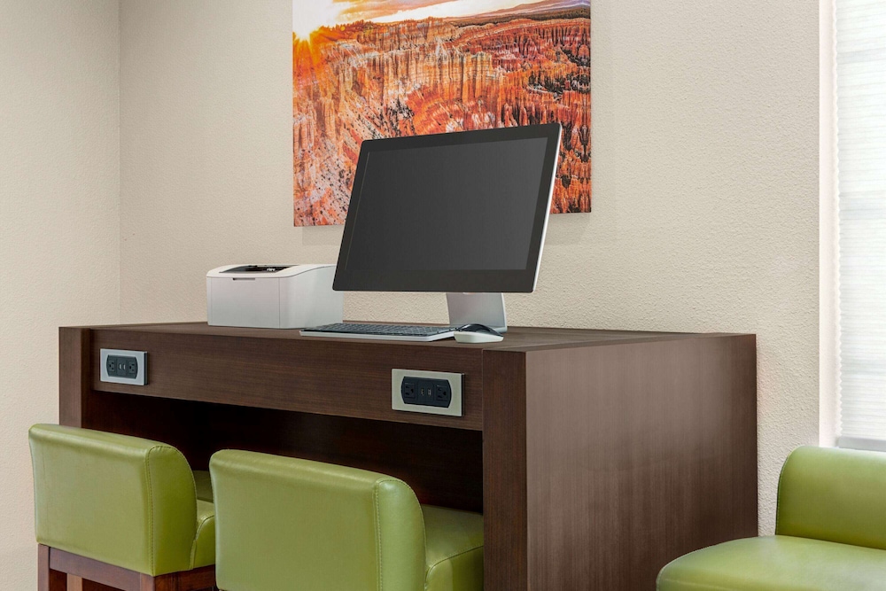 Days Inn & Suites by Wyndham Greater Tomball 57/61