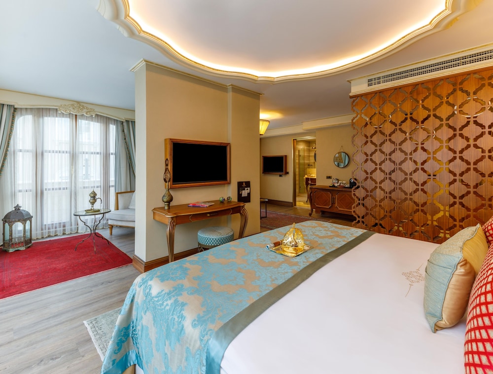 ROYAL, SUITE