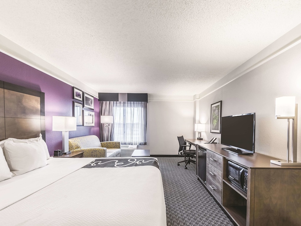 La Quinta Inn & Suites by Wyndham Cincinnati Sharonville 12/45