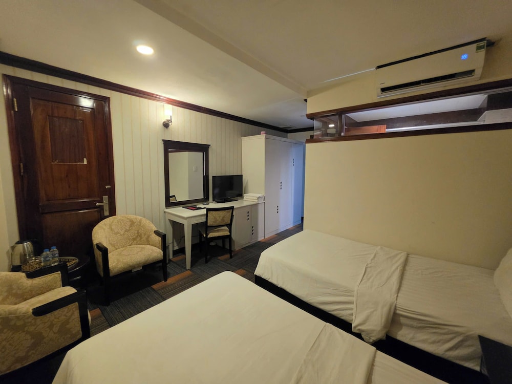 Dong Kinh Hotel 24/49