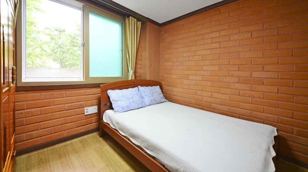 Yeosu Hwangto Pension 12/50
