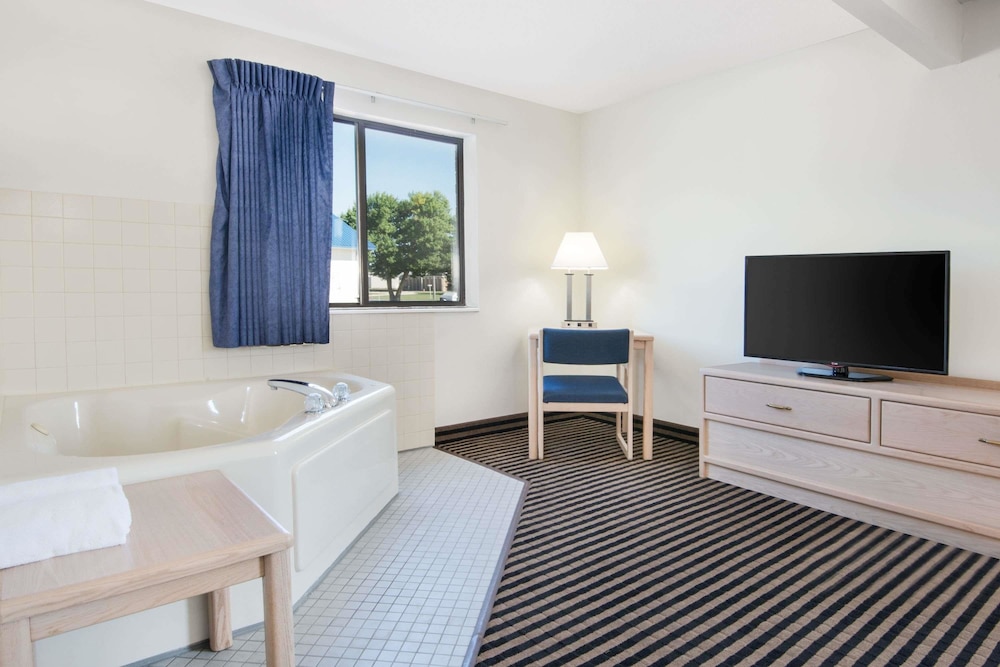 Super 8 by Wyndham Humboldt 24/48