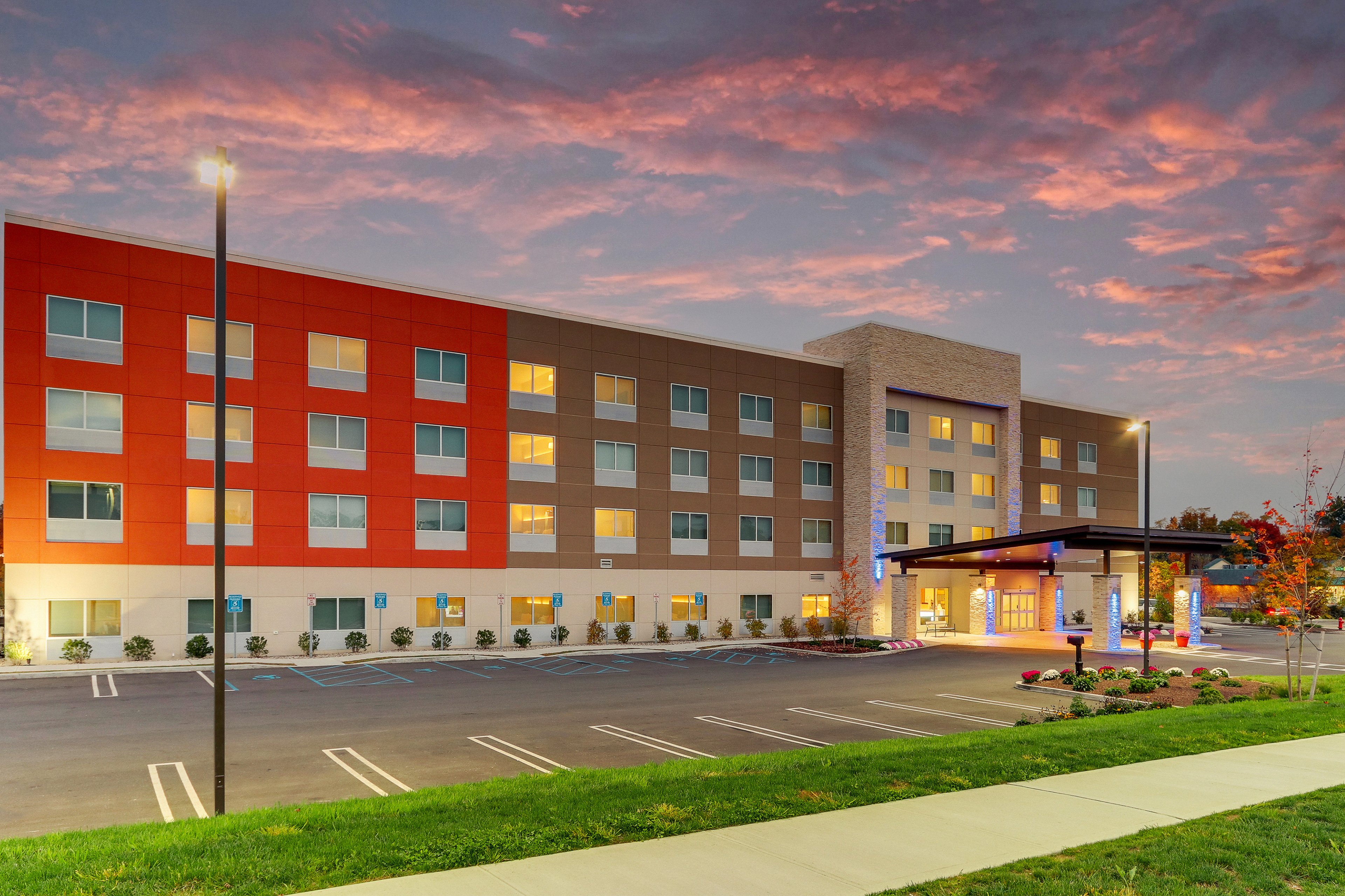 Holiday Inn Express Suites Middletown Goshen 3/71