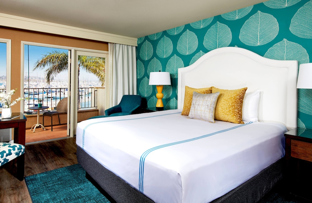 ROOM, KING BED, MARINA VIEW
