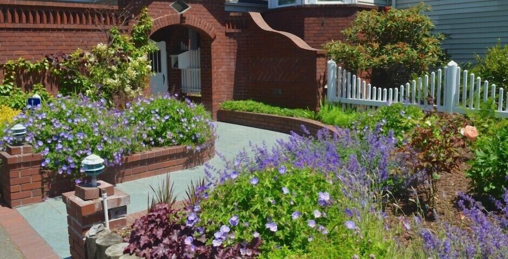 MacCallum House Inn 23/25