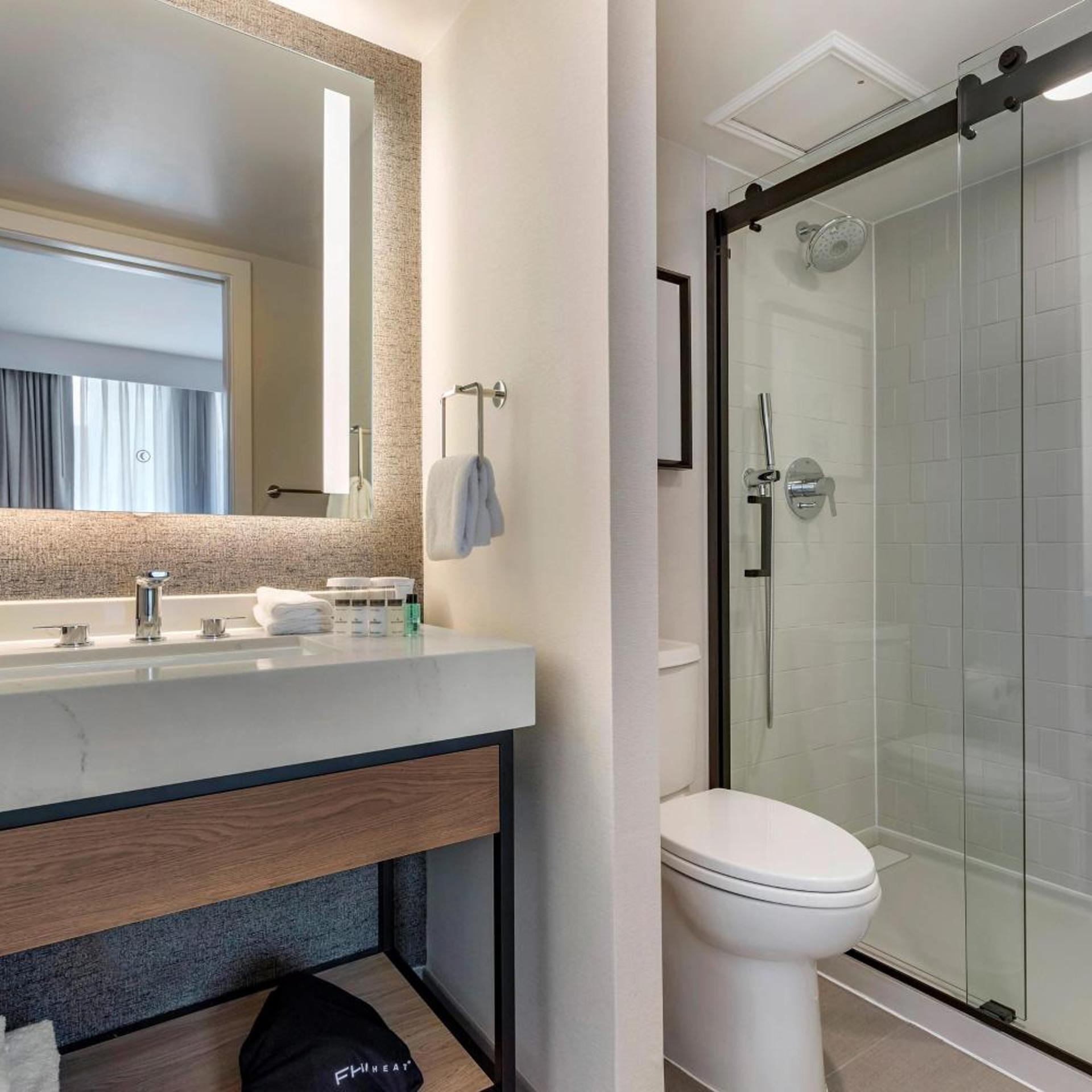 1 Bedroom, Suite, King Bed, Sofa, Club Floor، Sheraton Suites Old Town Alexandria 6/8