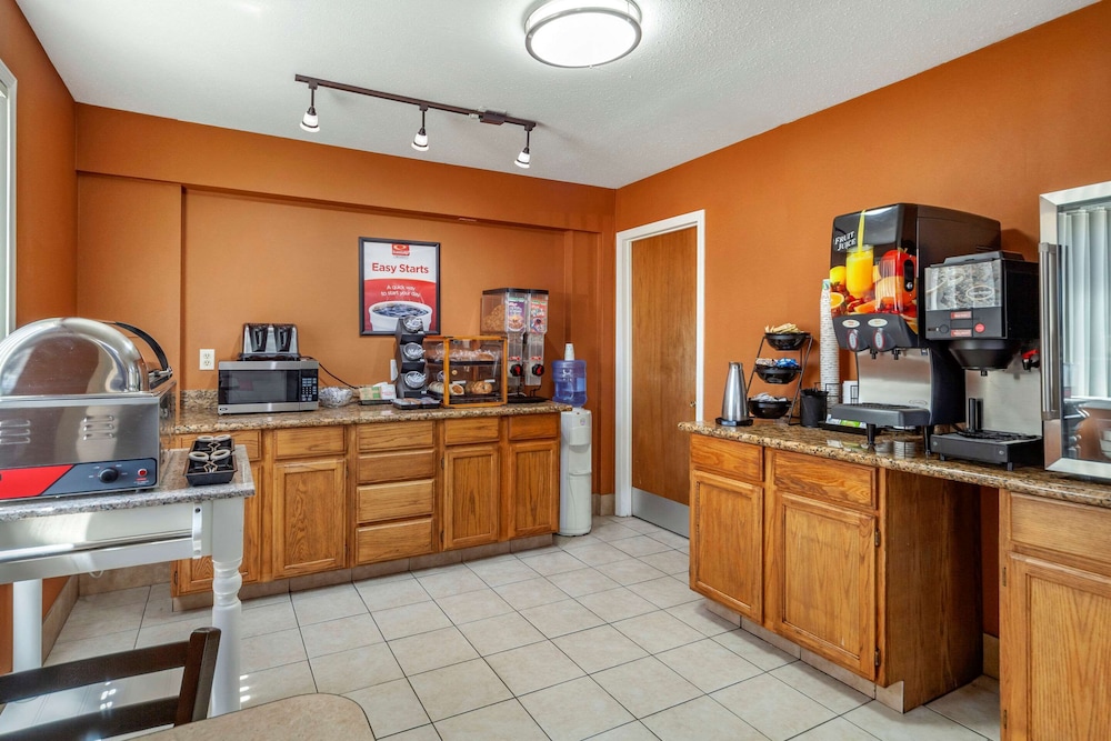 Econo Lodge Hays I-70 7/54