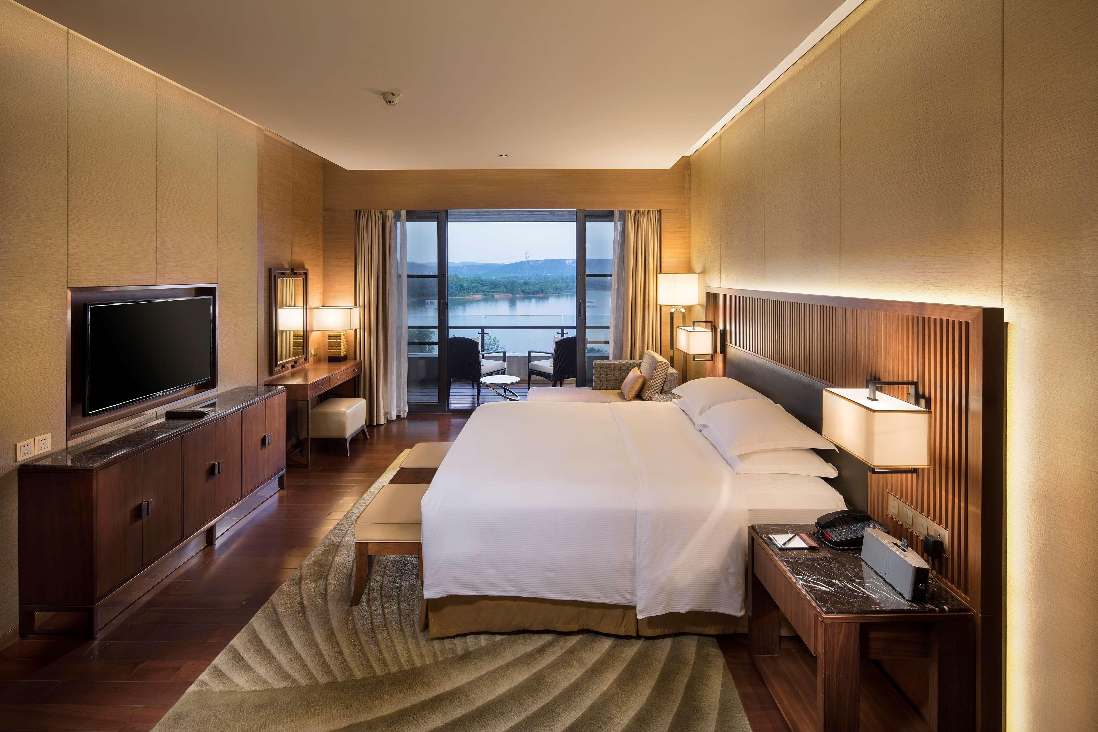 EXECUTIVE, KING BED, LOUNGE ACCESS