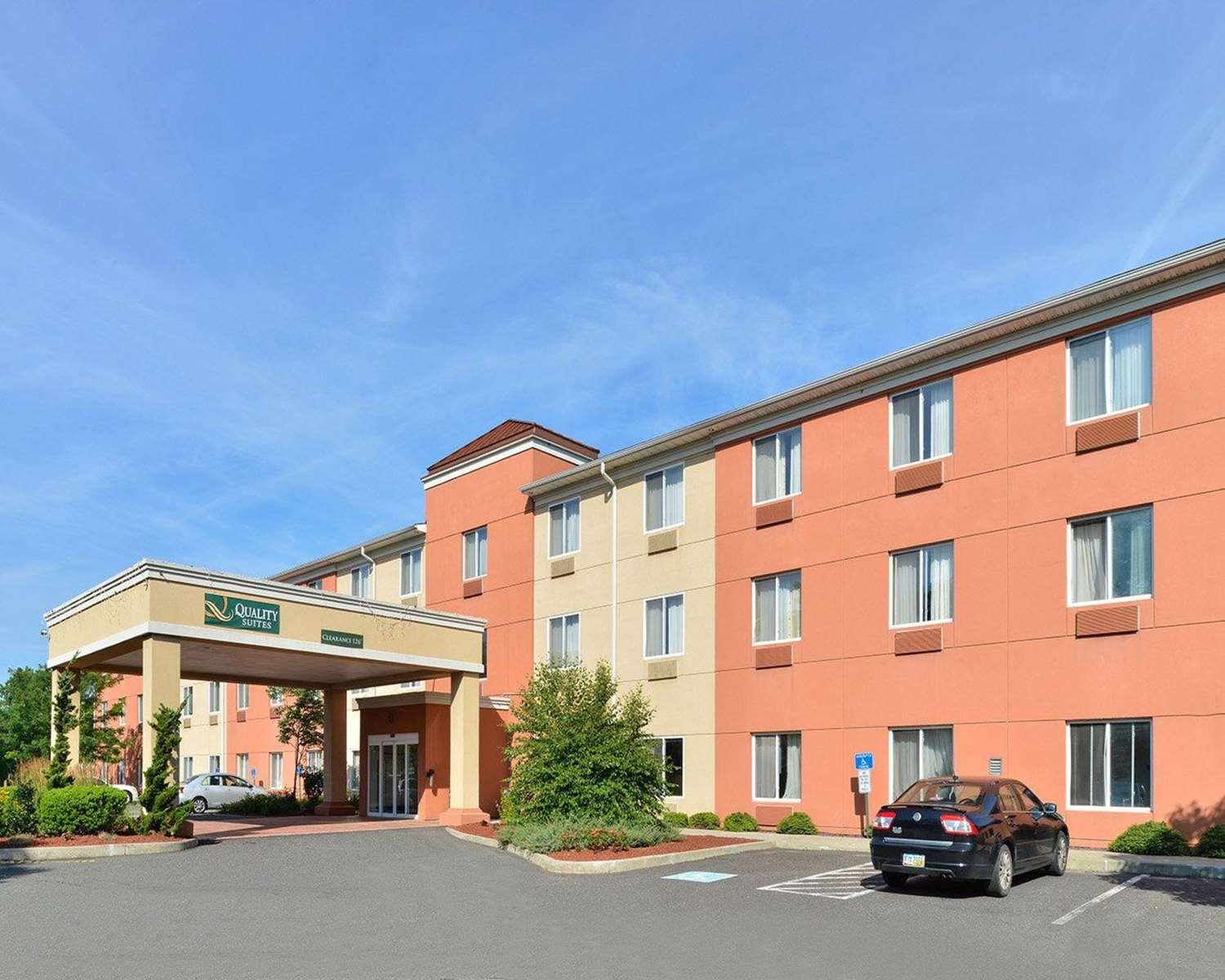 Quality Suites Stratford CT 34/37