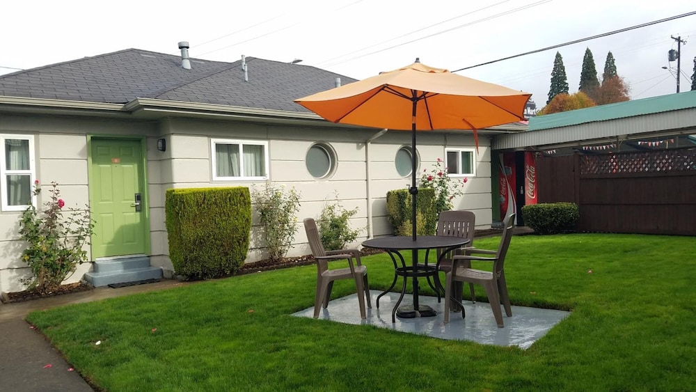 Milwaukie Inn Portland South 51/55