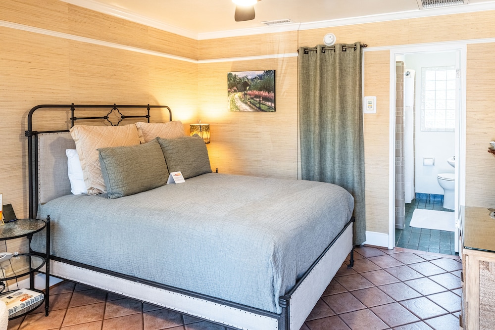 STANDARD, QUEEN BED