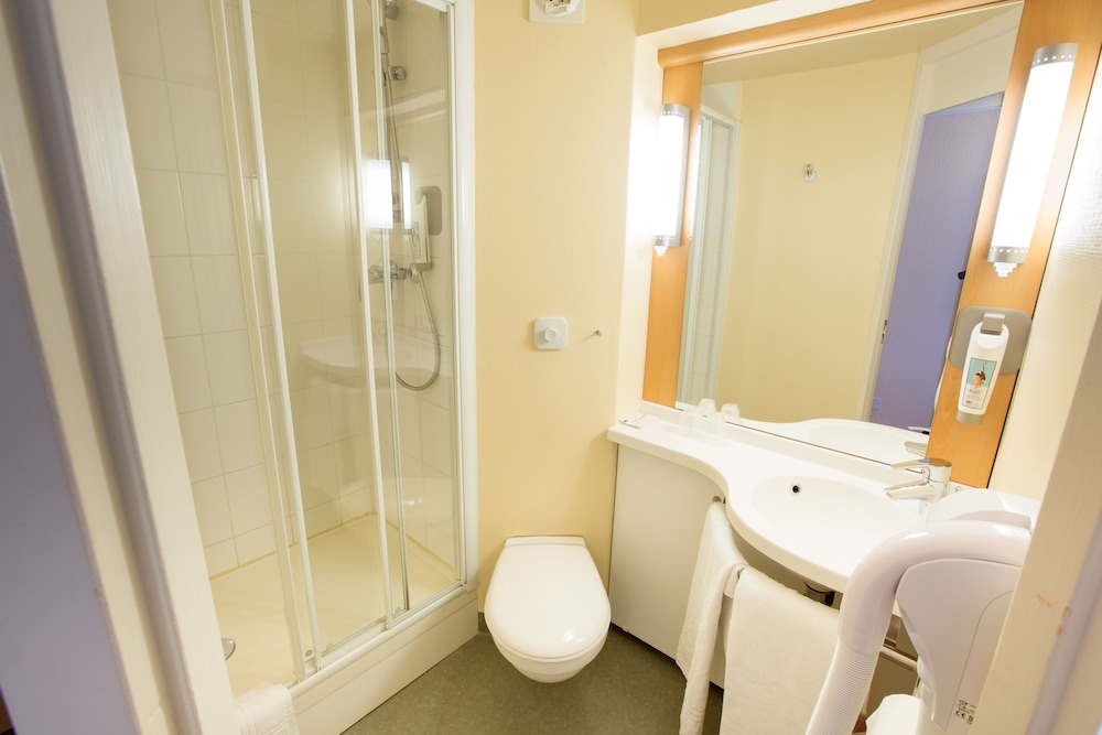 IBIS CHERBOURG LA GLACERIE 11/77