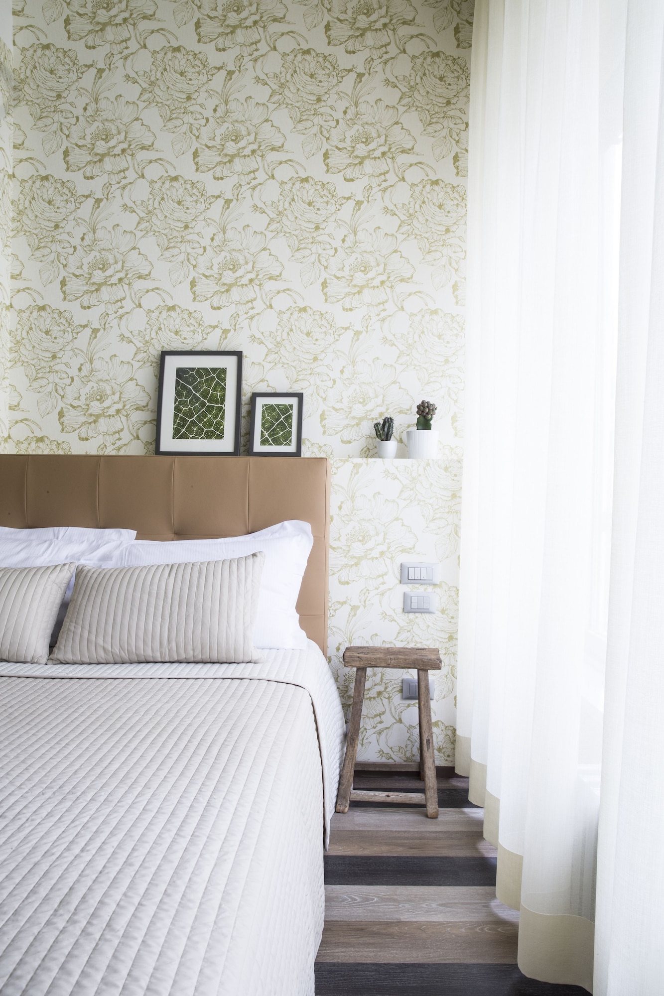 ROOM, DOUBLE BED
