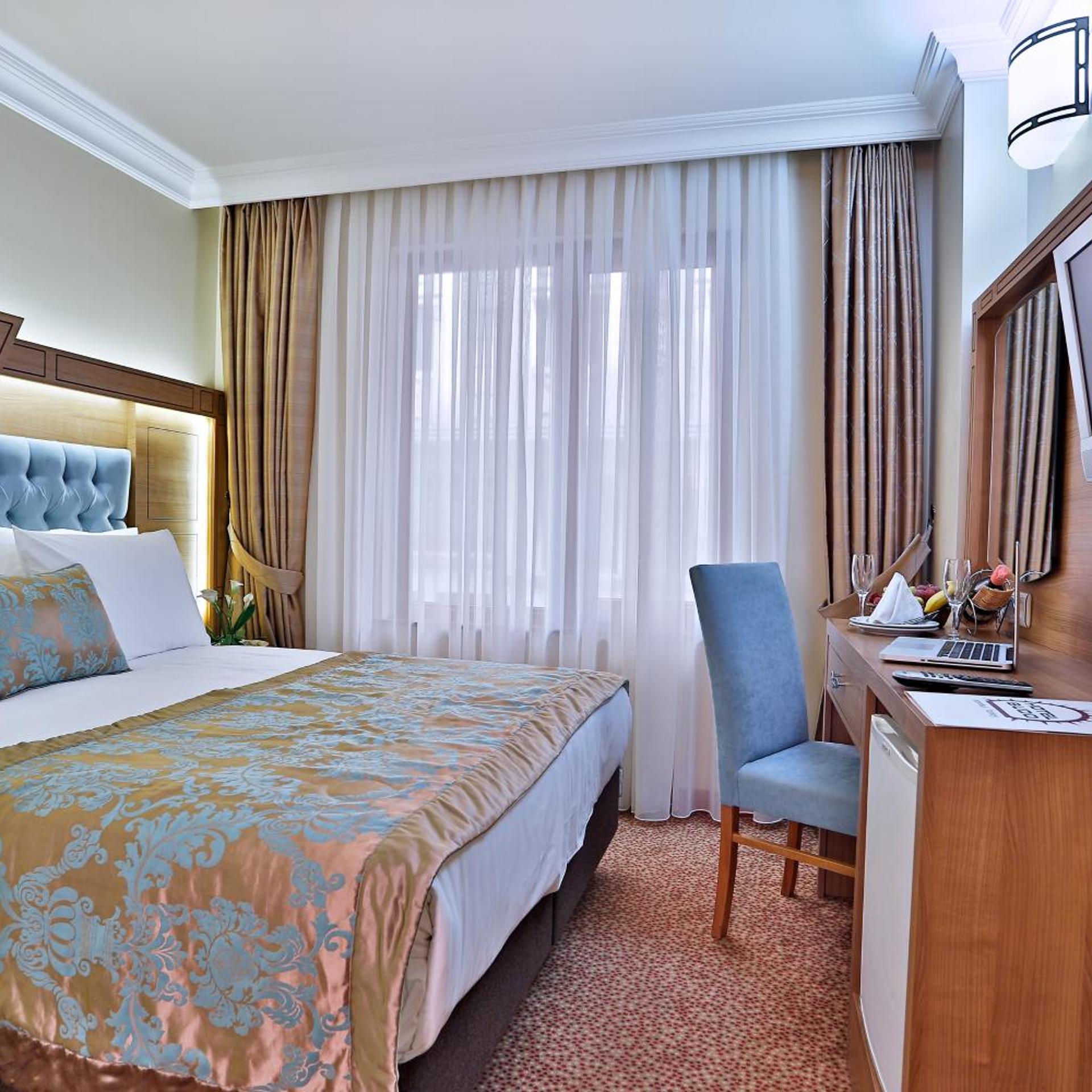 ROOM, DOUBLE OR TWIN BED