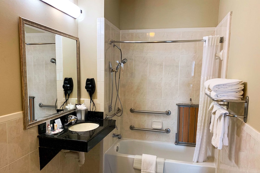 Comfort Suites Texas Ave. 25/28