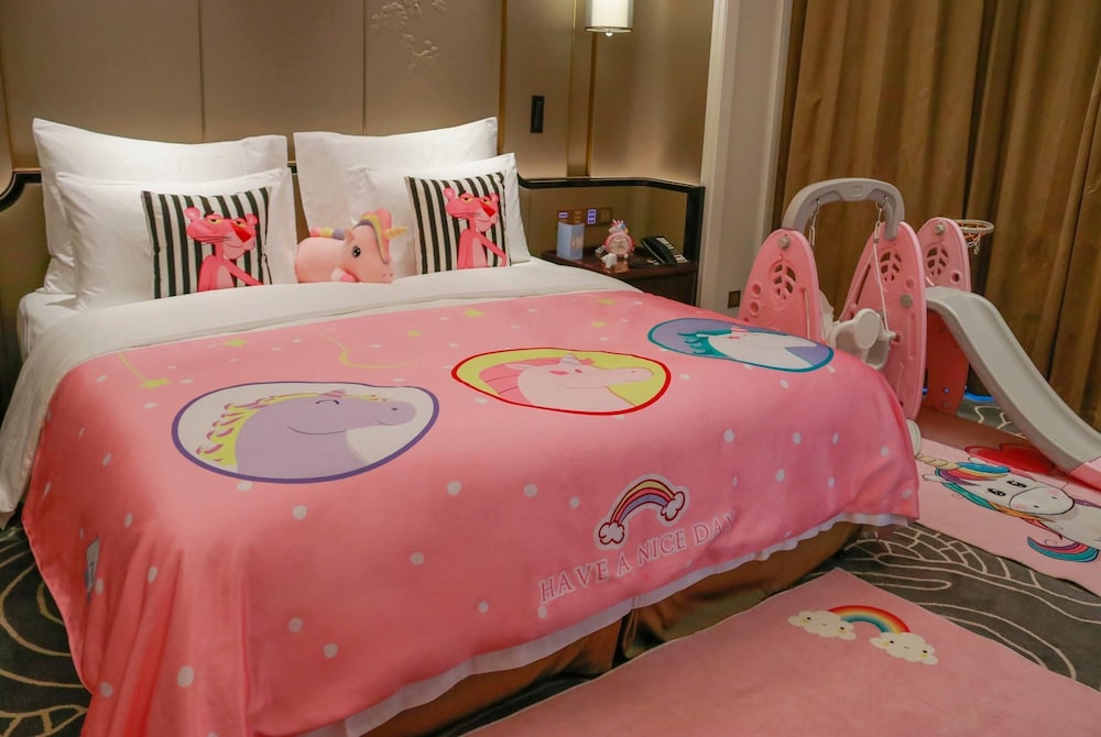 Theme, Family, King Bed