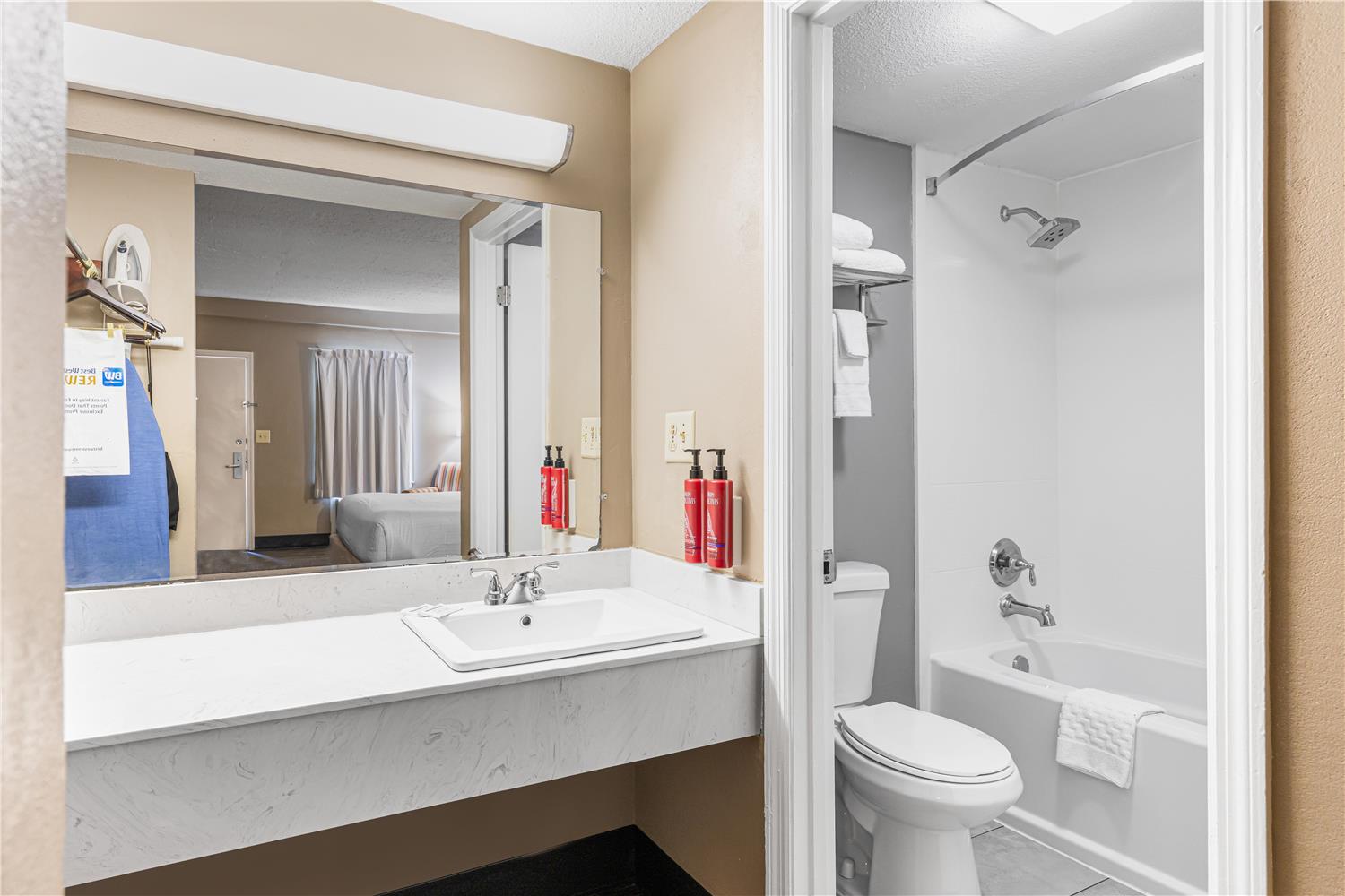 غرفة بسرير كينج، SureStay Hotel by Best Western Helen Downtown 4/4