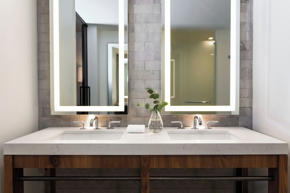 Spa Suite 1 King Bed، Limelight Hotel Denver 7/7