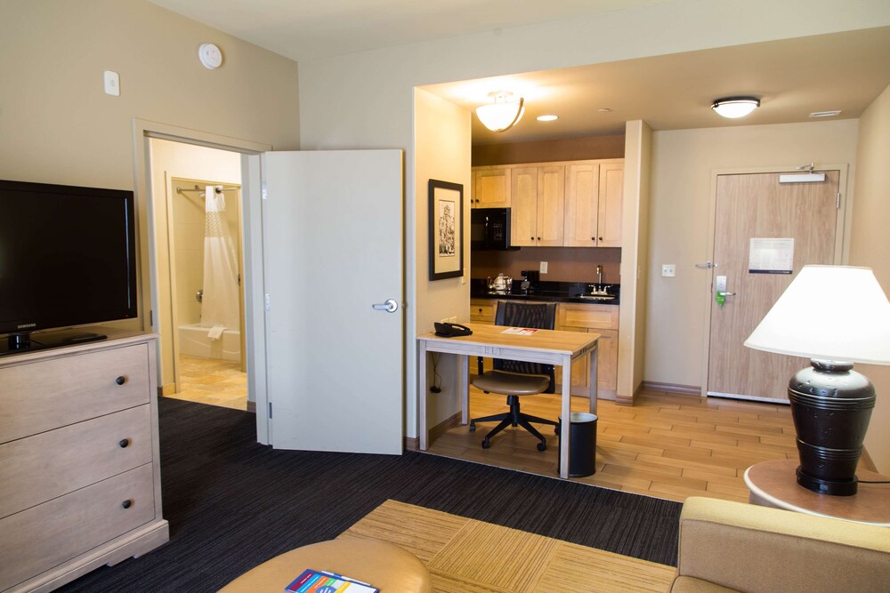 Hampton Inn Suites Dodge City 24/38