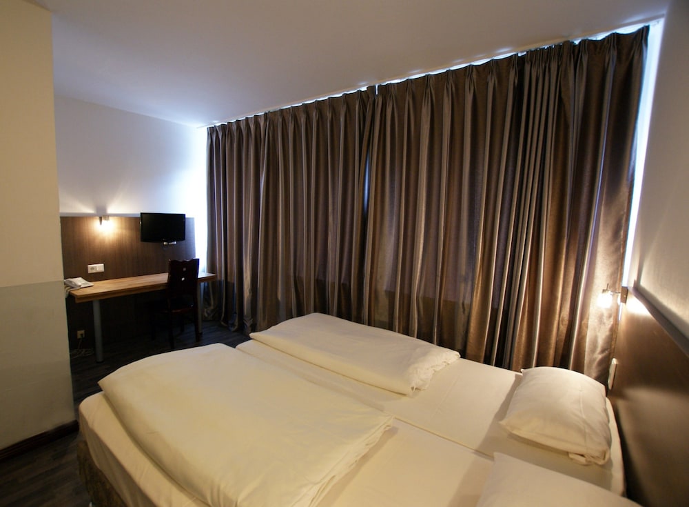 Bahn Hotel Dusseldorf 28/41