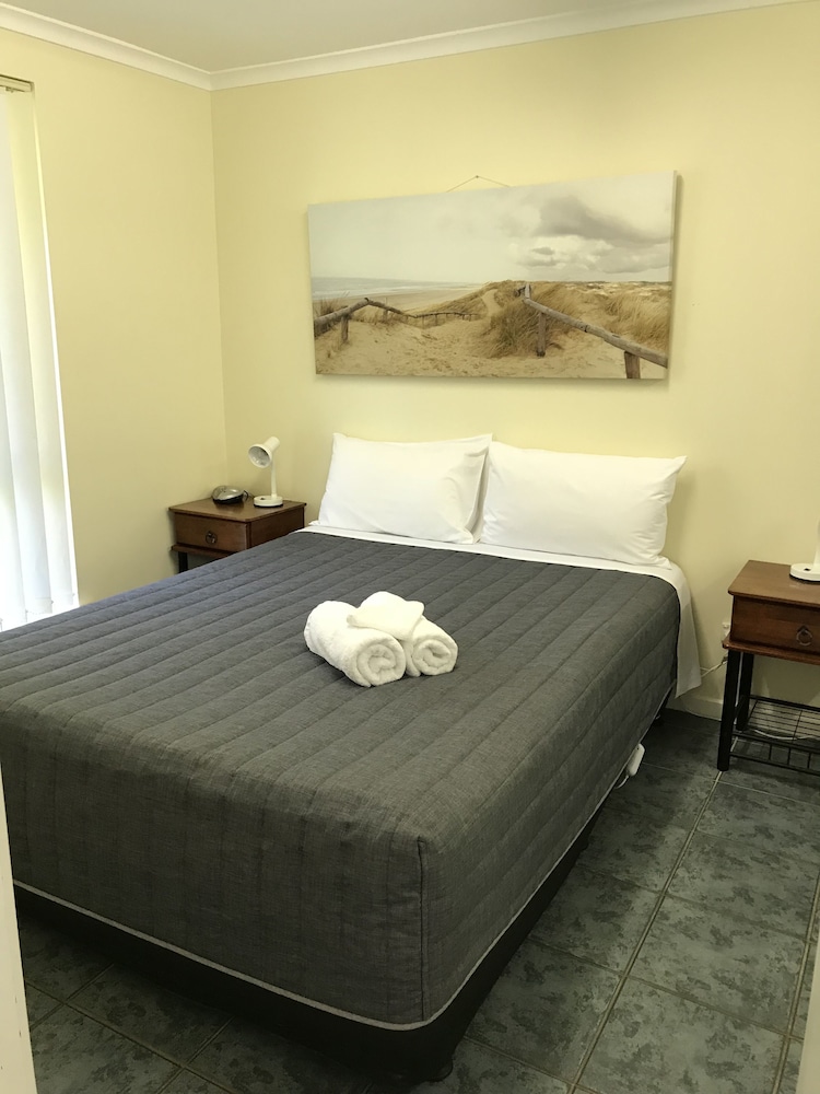 Robetown Motor Inn And Apartments 28/80