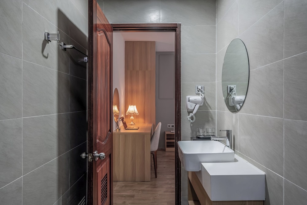 SAZI Resin Hotel - Free Nails/HairWash 48/50