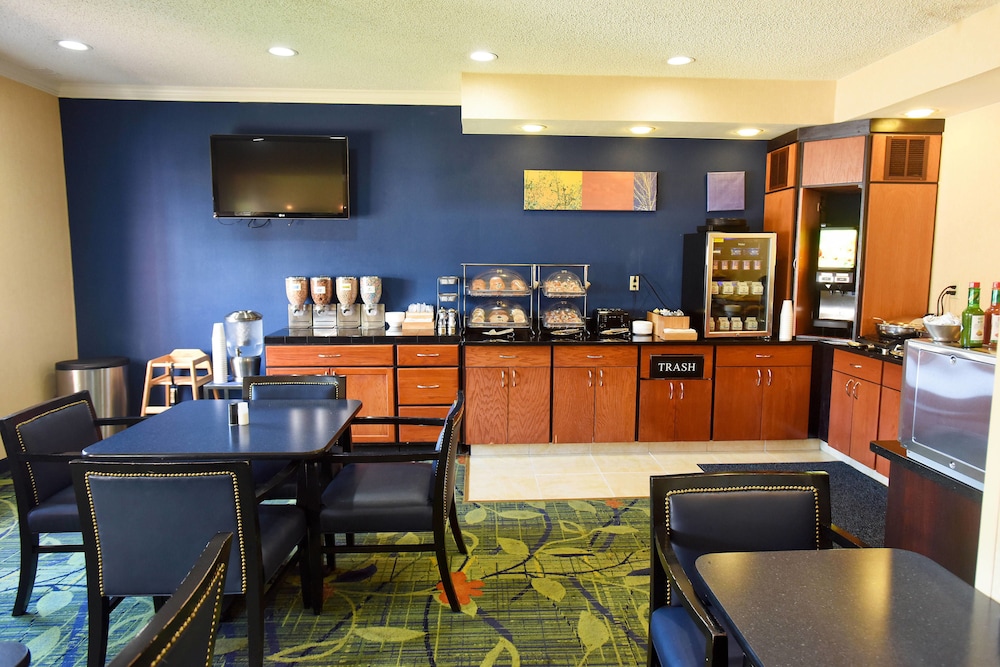 AmericInn by Wyndham Topeka 25/37