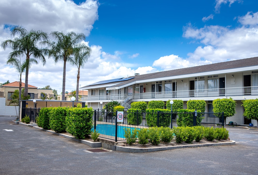 PARK MOTOR INN 49/54