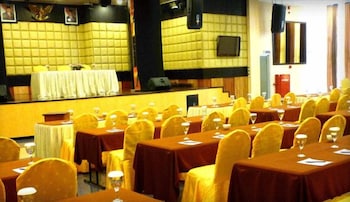 Hotel Oval Surabaya 25/28