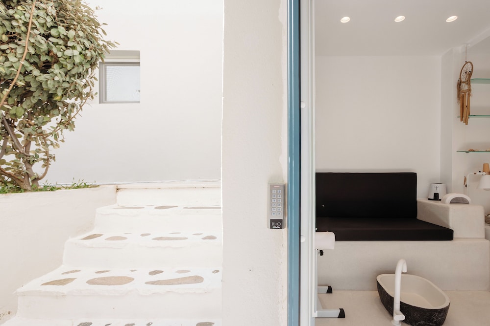 Iria Beach art hotel 60/69